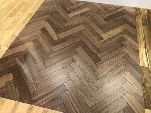 挽板フローリングとシートフローリングの違いを靴を脱いで体感/WOODTEC FAIR2022の画像