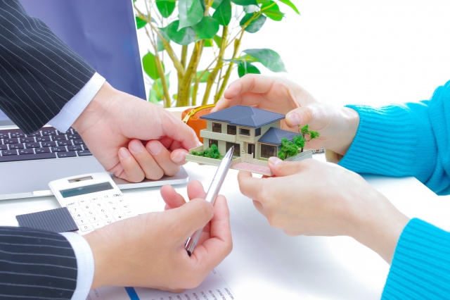 相続の不動産売却の流れとは？注意点や相続登記についてもご紹介の画像