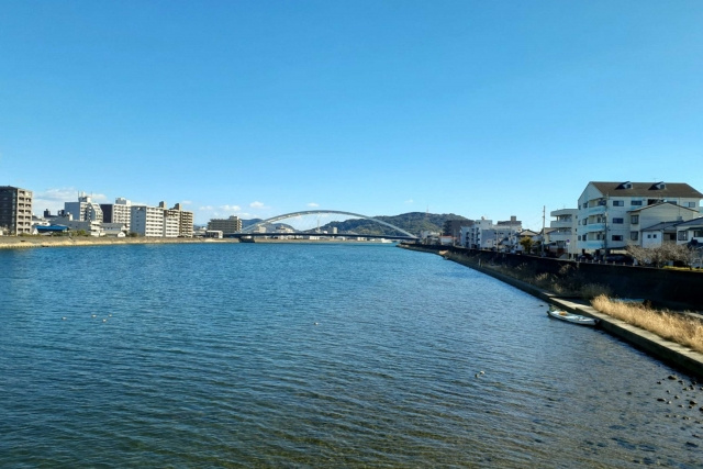 川沿いの家の売却方法は？メリット・デメリットと浸水被害の影響を解説！の画像
