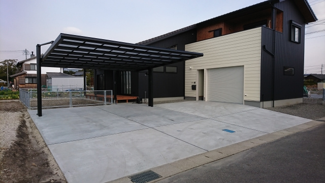 駐車場に屋根を設置したときの費用相場や注意点を解説！