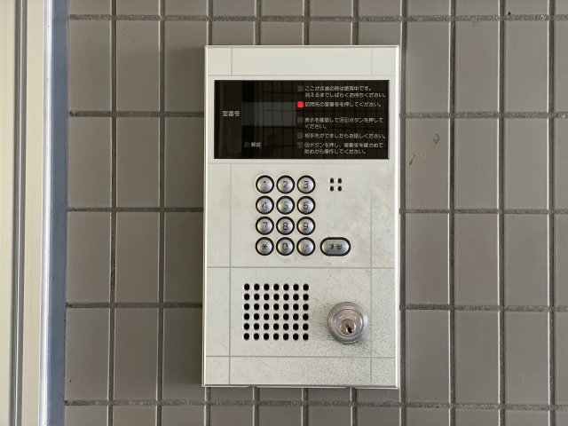 オートロック付きの賃貸物件に住む際置き配は可能？救急車の呼び方もご紹介