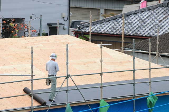 【一戸建ての屋根修理が必要な時期とは？費用や火災保険の適用条件もご紹介！】の画像