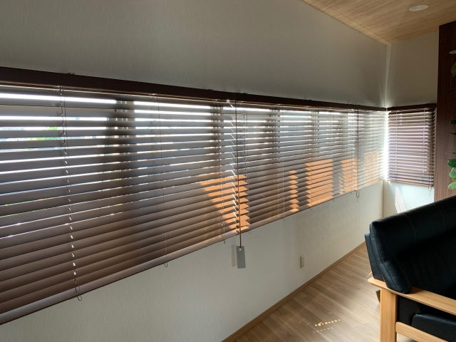 ウッドブラインドの設置で後悔しないためには？メリットとデメリットもご紹介