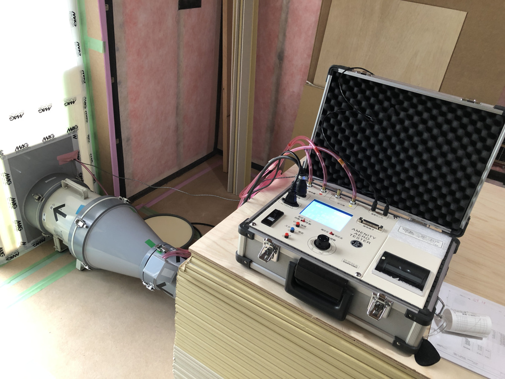気密測定の現場を見学～一戸建て住宅でもマンションみたいに玄関ドアが重くなる～の画像