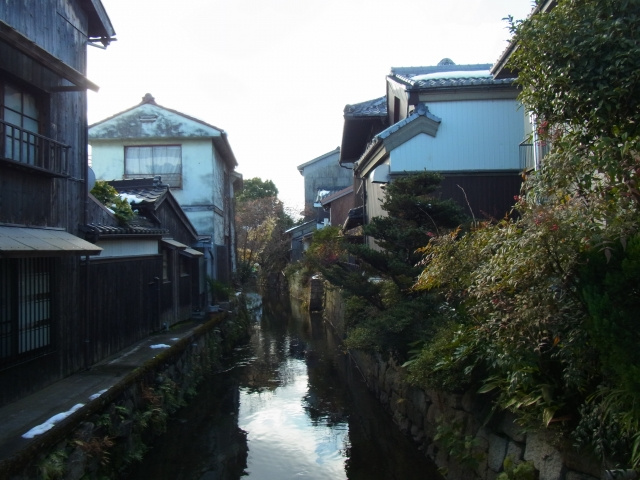 水路に面している土地はなぜ売れない？デメリットや売却方法をご紹介！