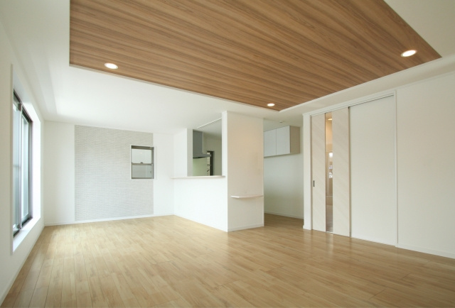 天井を温もりのある板張りにリフォーム！種類や注意点とは？