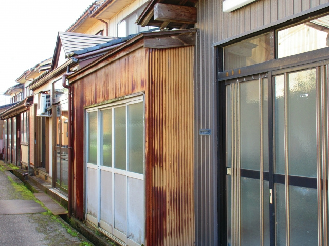長屋式住宅とはどんな住宅？売却しにくい理由や売却方法などもご紹介の画像