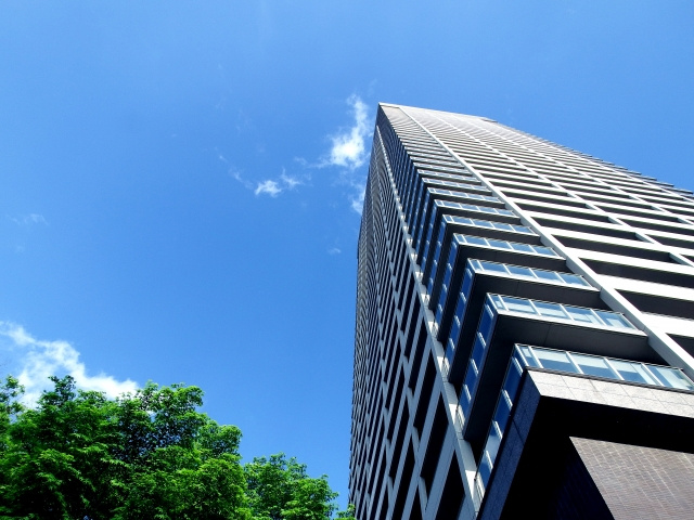 タワーマンションの売却のタイミングは？適切な時期を知る方法を解説