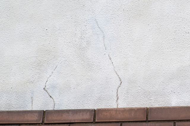 ひび割れがある家の売却方法や放置によって起きるリスクを解説