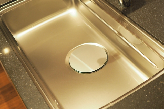 キッチンの素材に使われる人工大理石と人造大理石の違いとは？