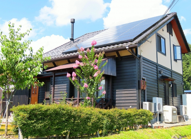 太陽光発電が付いた家の売却方法とは？高く売るコツもご紹介
