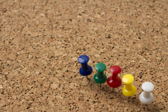 賃貸物件で画鋲を使ってもいいのか？原状回復や代用品についての画像