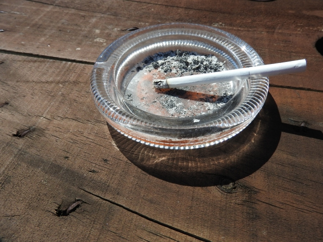 隣人が賃貸物件のベランダでタバコを吸っている場合の対策