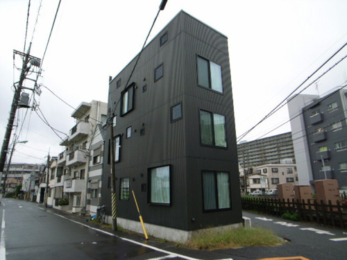 反対側から見た建物の外観