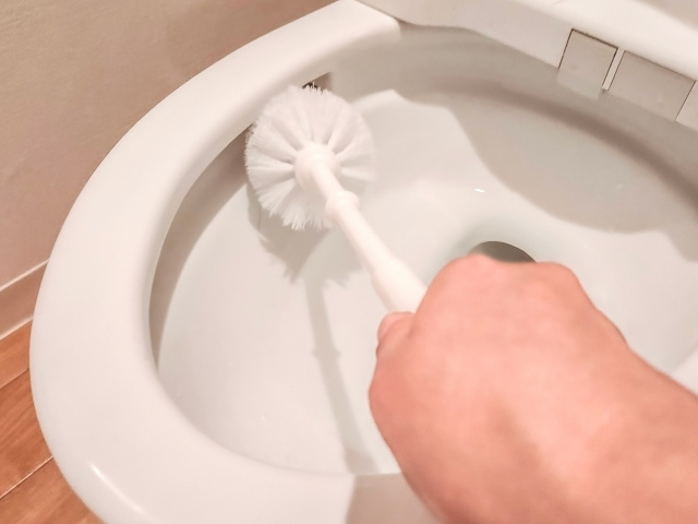 まずは便器のフチ裏をきれいに！