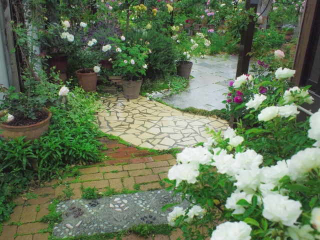 庭の地面の素材は何が良い？芝・砂利・コンクリートの特徴をご紹介！の画像
