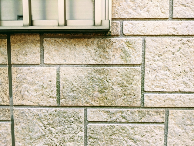 一戸建ての外壁が汚れる原因は？掃除の方法もご紹介！