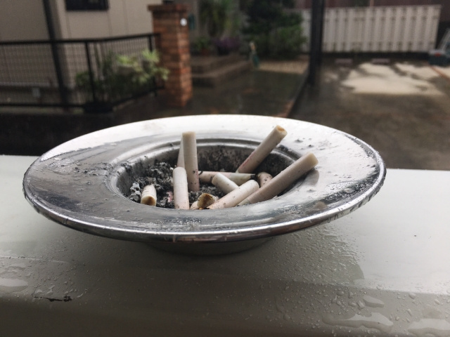 賃貸物件のベランダはタバコを吸うのは可能？喫煙場所や対策について解説の画像