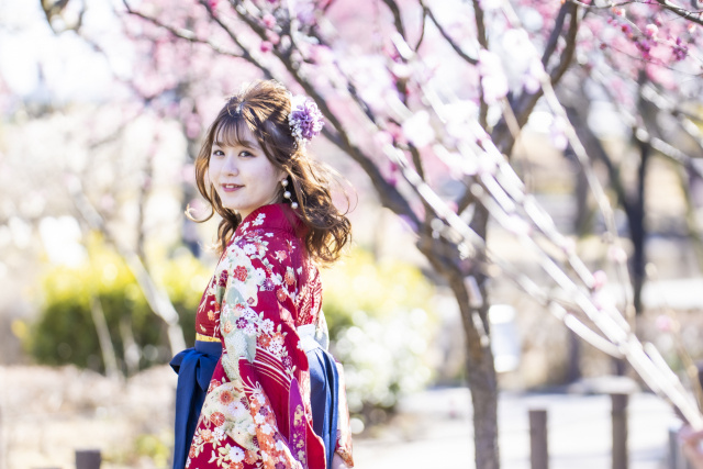 大学の卒業式に着る定番の服装