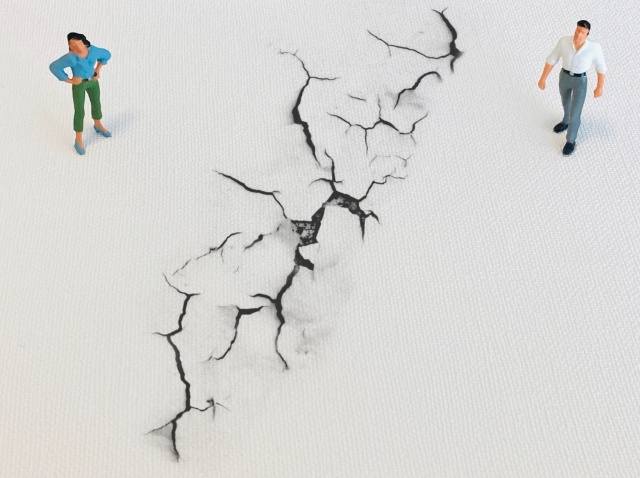 離婚する際に家を財産分与する方法とは？住み続ける場合の手続きも解説！