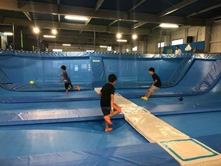 子供とトランポランドへの画像