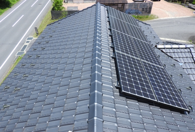 太陽光発電のある家を高く売却するための方法やコツをご紹介