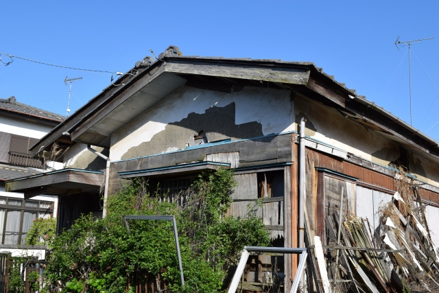 不法侵入されやすい空き家の特徴とは？不法侵入を防止するための対策を解説