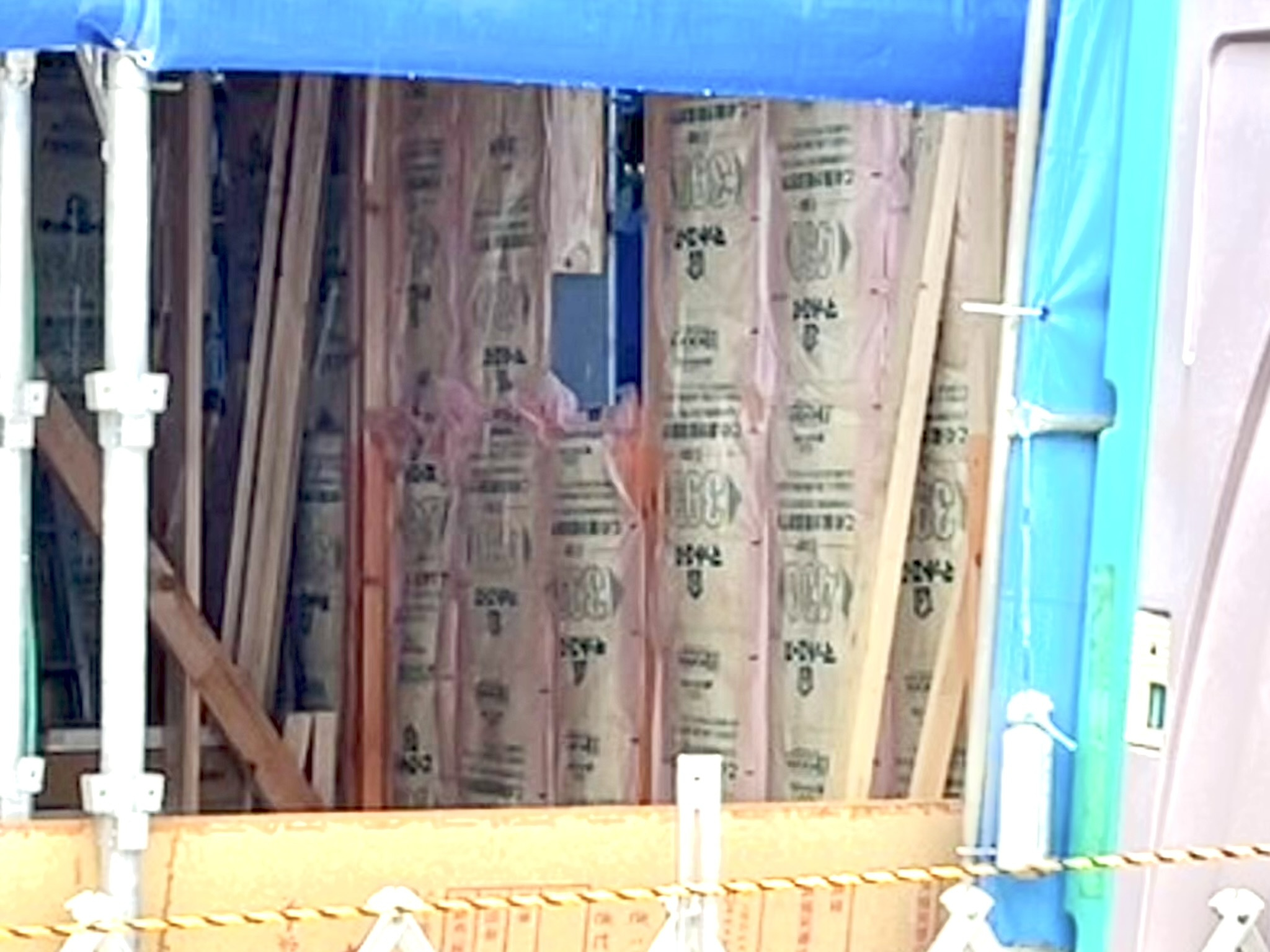 窓を付ける前に断熱材を入れた家