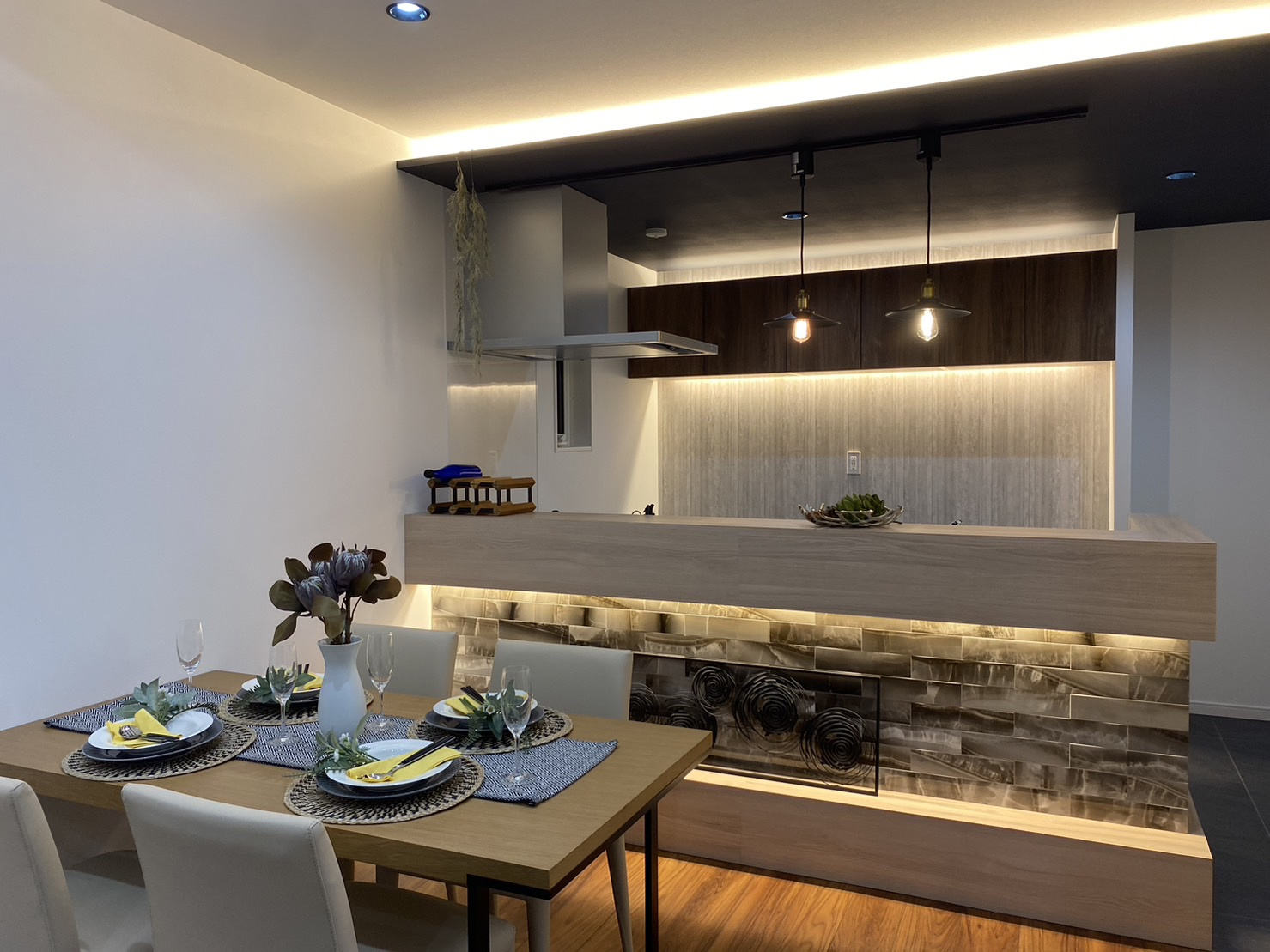 #15 ライティングが美しいモダンなお家の画像