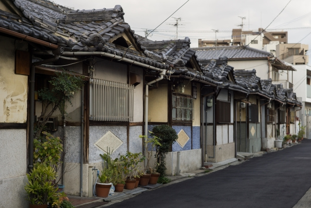 長屋式住宅が売れにくい理由とは？売却方法も解説！の画像
