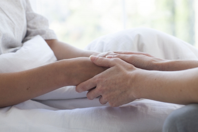 在宅看取りが起きた物件は事故物件になる？告知義務や売却方法について解説