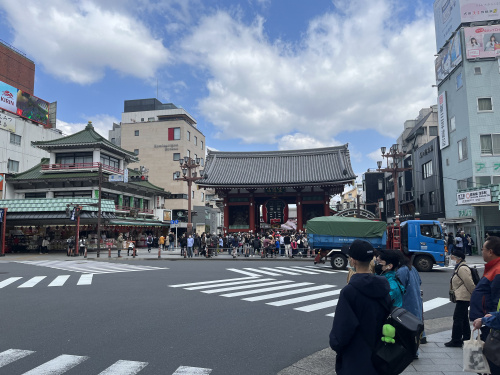 浅草で店舗・テナントを探す｜インバウンド需要と商業地の地価上昇を現地案内から見る｜blue bloodedの画像