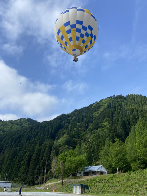 熱気球で大空への画像