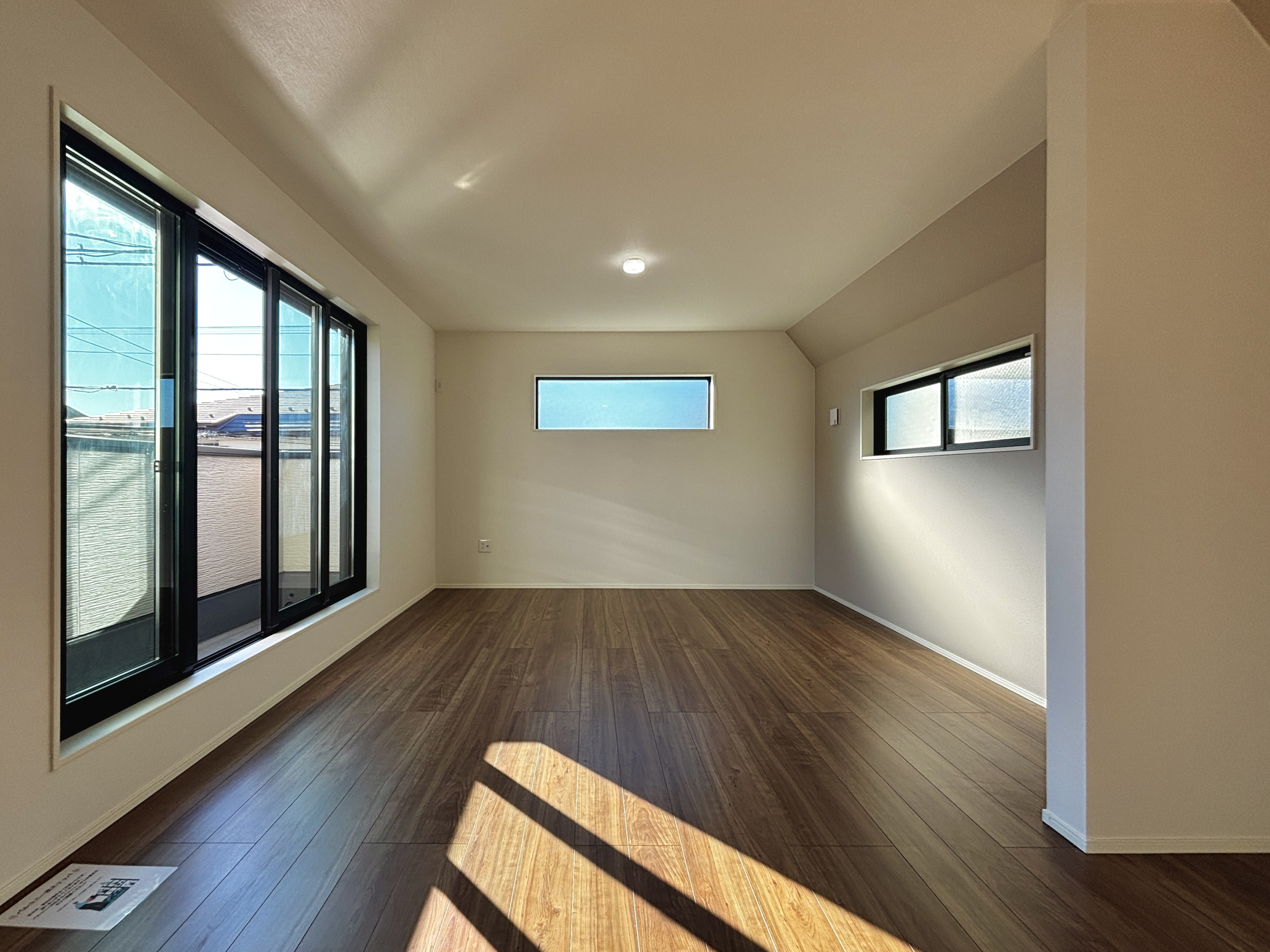 窓が多すぎるリビングの写真