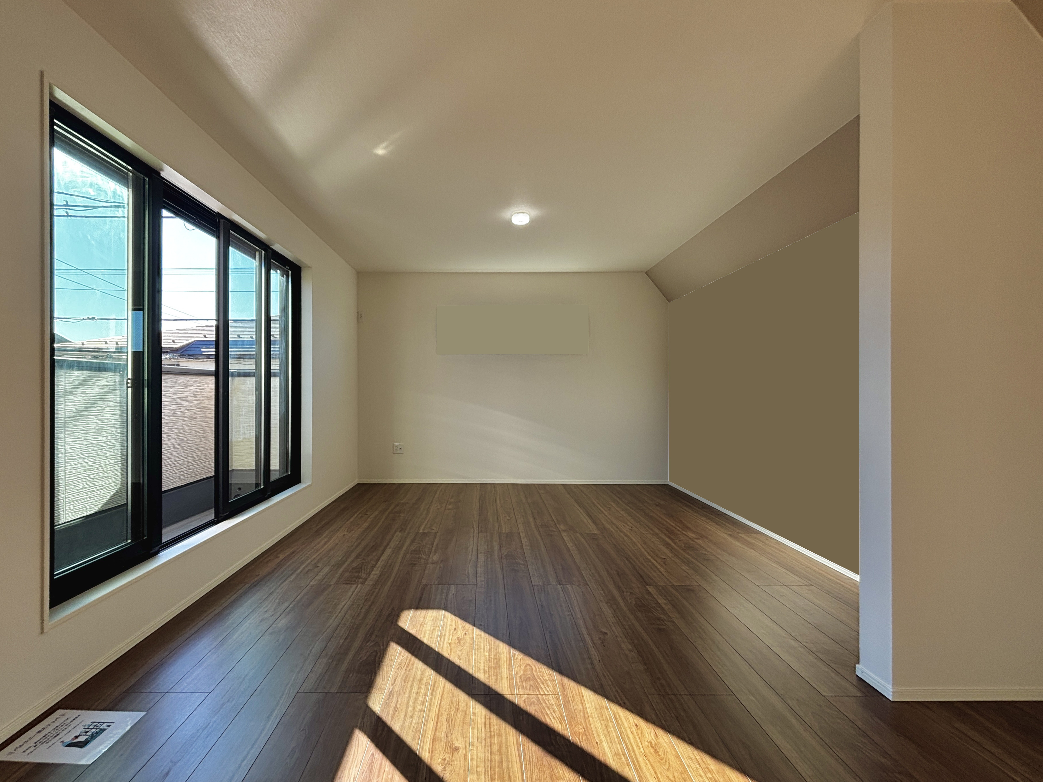 ２枚窓をなくしたリビングの写真