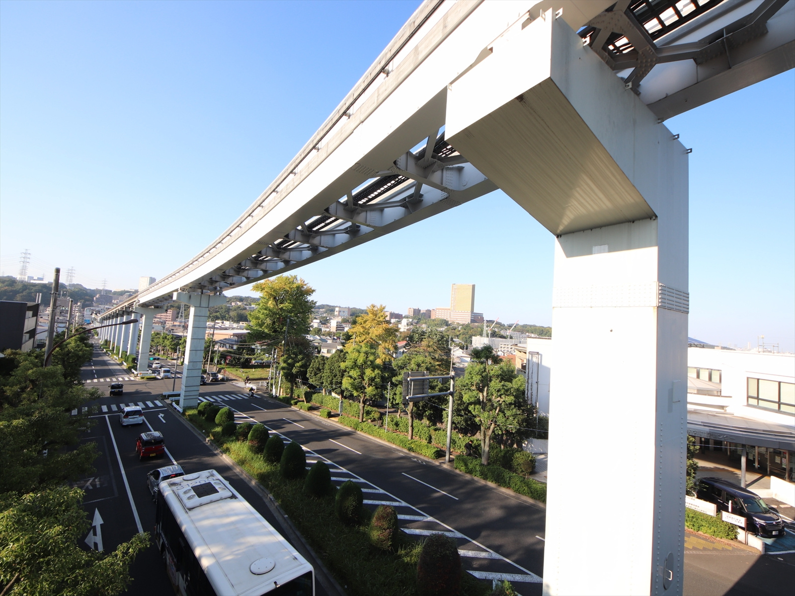 多摩都市モノレール　望地公園付近