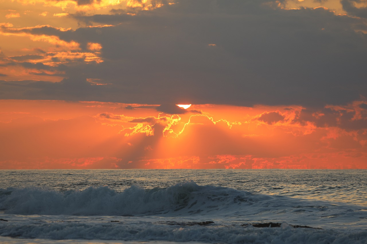 SNS映えする赤い灯台とは?「サンポート高松」についてご紹介!の画像
