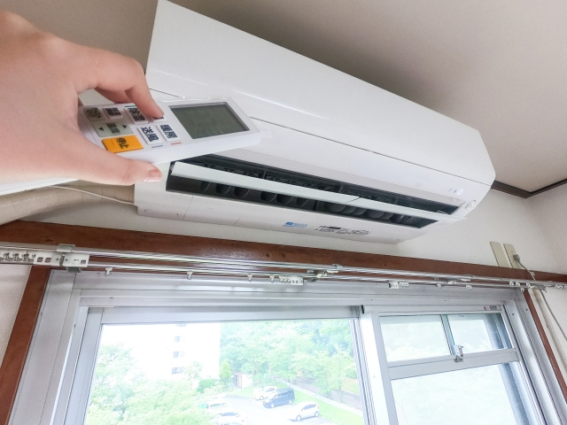 自分でできるエアコン掃除の範囲と方法は？プロへの依頼料金などもご紹介