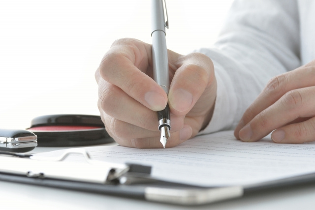 相続放棄の手続きは自分でできる？必要書類と申請の流れなどを解説