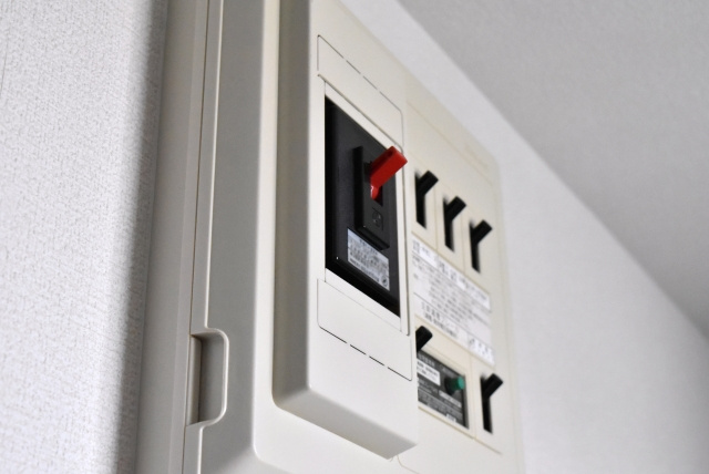 賃貸物件における電気トラブルの原因は？対処法やオートロックについて解説