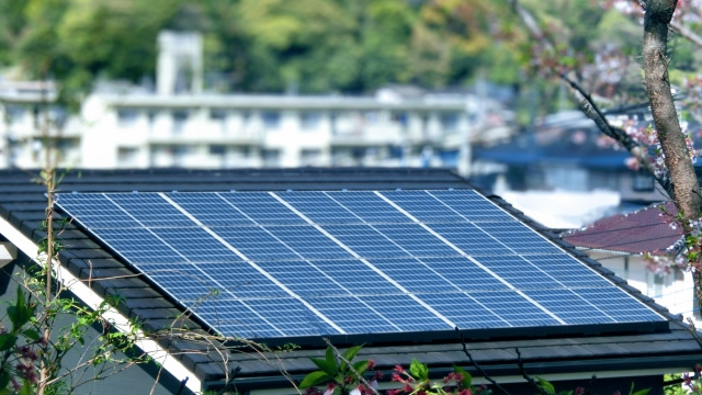 太陽光発電のある家は高く売却できる？売却方法や高く売るコツもご紹介の画像