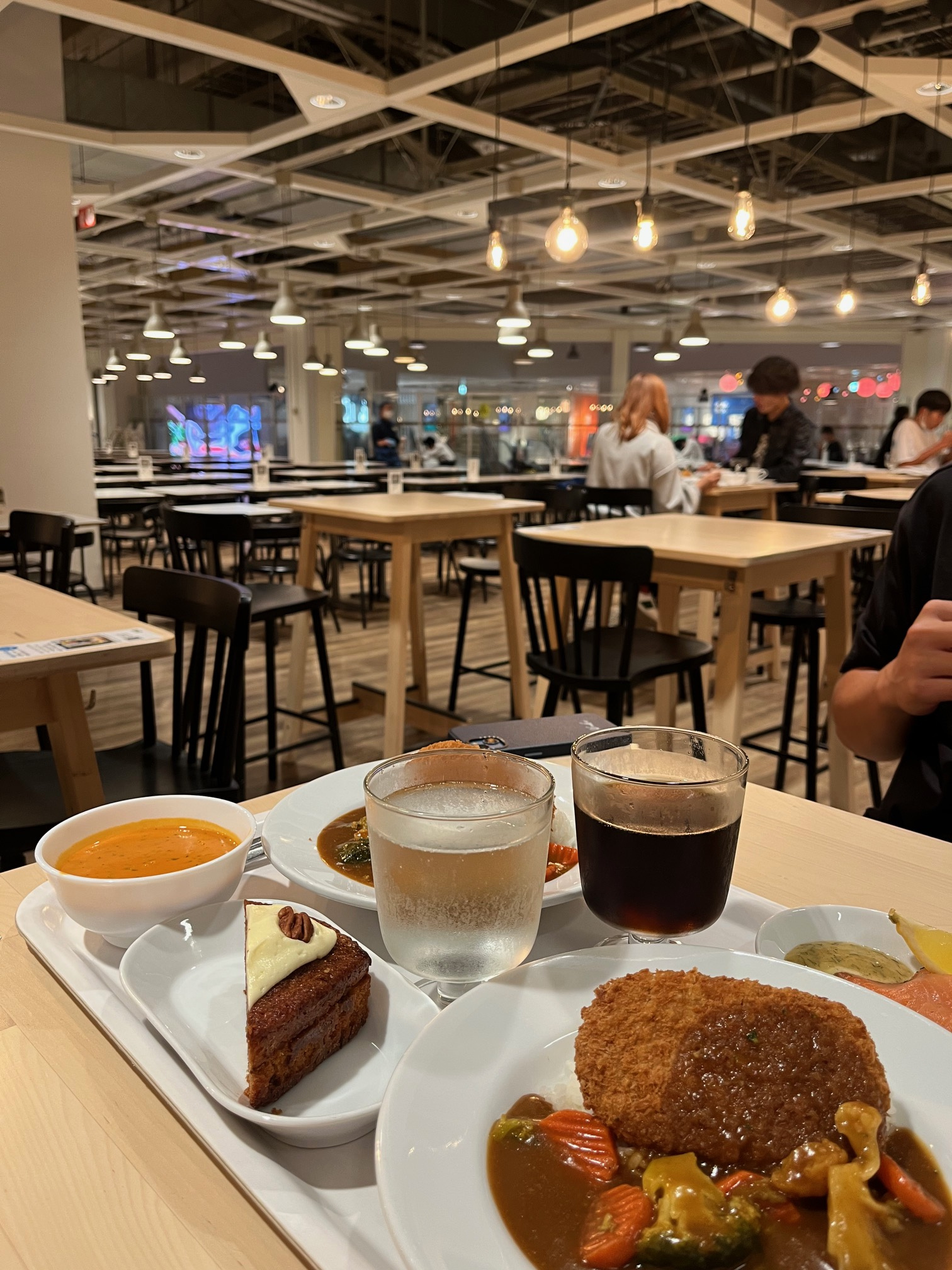 とある超有名家具屋でご飯が食べれる!?の画像