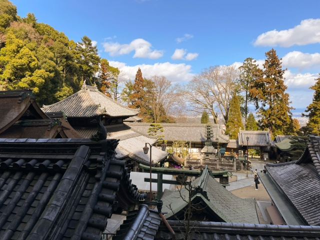 宝山寺境内の案内