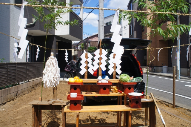 住宅建築時におこなわれる儀式とは？地鎮祭・上棟式・竣工式を解説の画像