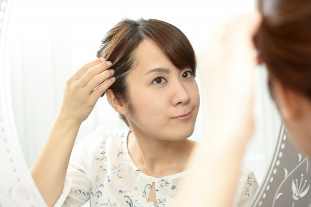 妊娠中、授乳中に髪の毛がたくさん抜ける理由とは？