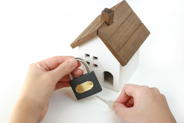 新築一戸建ては空き巣に遭う？侵入されやすい住宅の特徴や防犯対策を解説