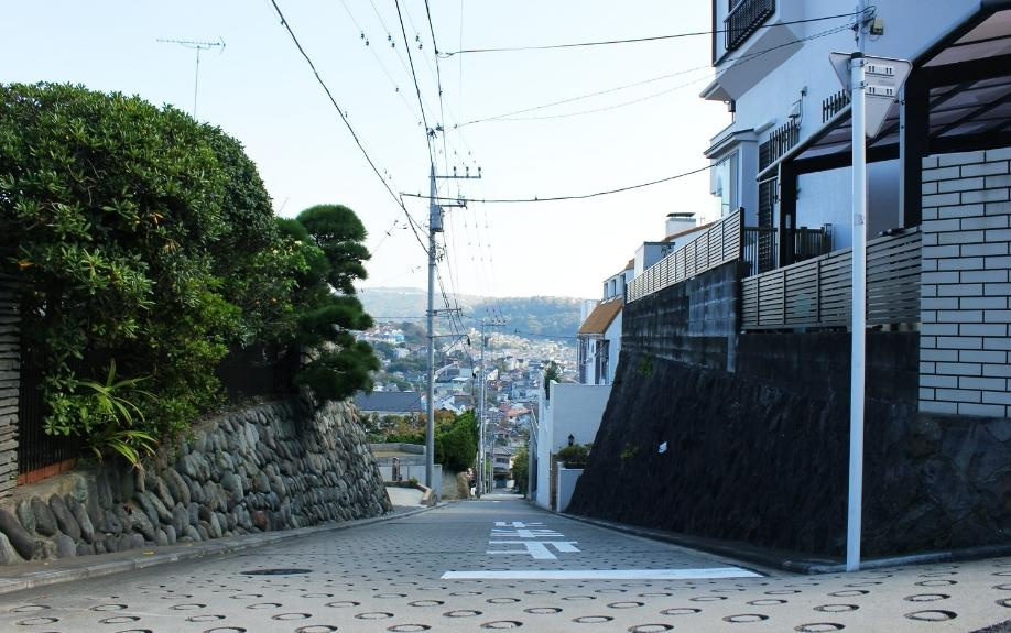 隣地と高低差のある土地とは？売却で知っておきたい「がけ条例」をご紹介！の画像