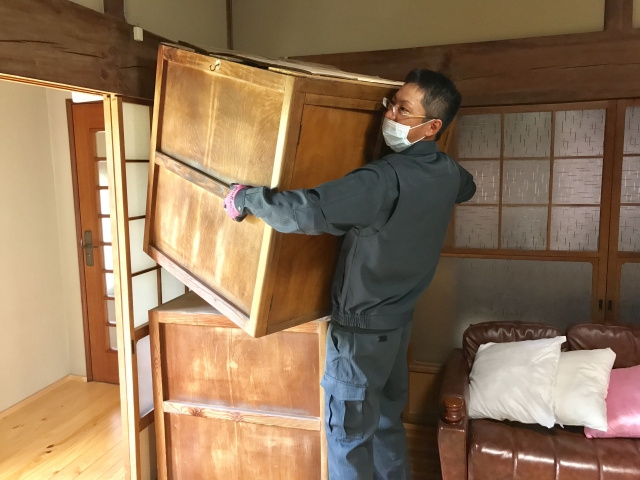 空き家の家財道具は自分で処分する？方法や業者への依頼費用をご紹介の画像