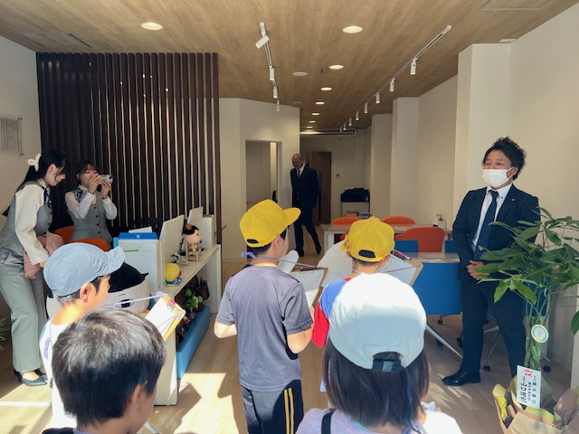 小学生が会社見学＆インタビューに♪の画像
