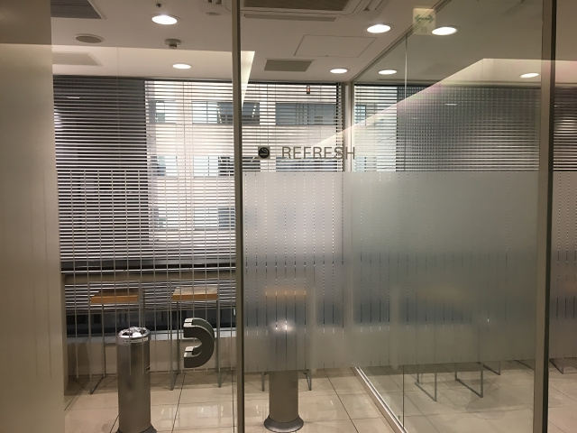 オフィス分煙の取り組みが遅れることによって生じるリスク